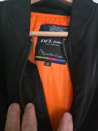 Chaqueta bomber negra con forro naranja