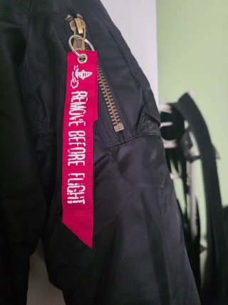 Chaqueta bomber negra con forro naranja