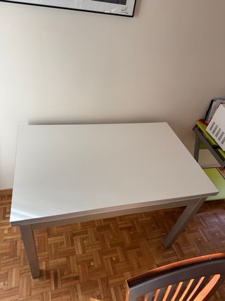 Mesa de cocina blanca y gris