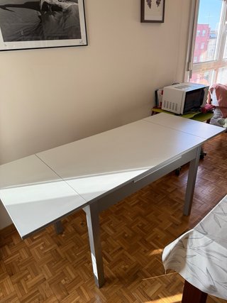 Mesa de cocina blanca y gris