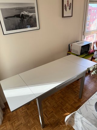 Mesa de cocina blanca y gris