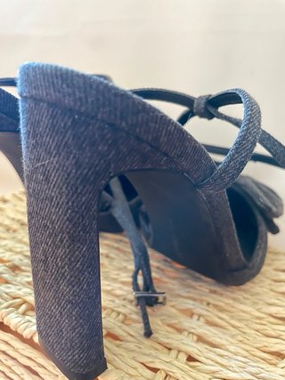 Zapatos de tacón grises con lazo