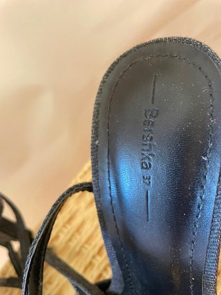 Zapatos de tacón grises con lazo