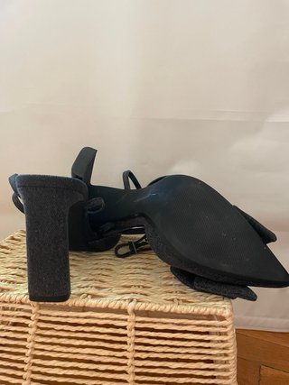 Zapatos de tacón grises con lazo