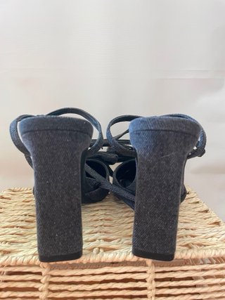 Zapatos de tacón grises con lazo