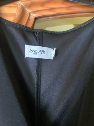 Vestido negro drapeado con pedrería
