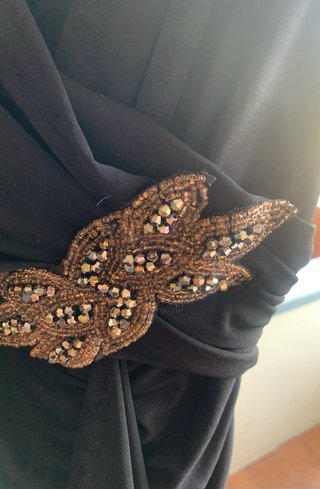 Vestido negro drapeado con pedrería