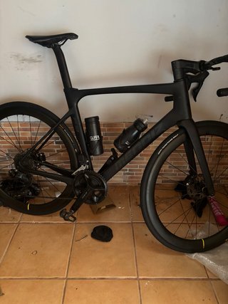 Bicicleta de carretera carbono negra