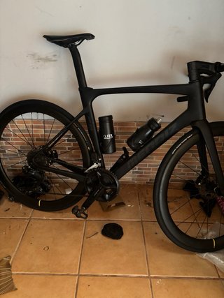 Bicicleta de carretera carbono negra