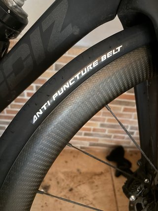 Bicicleta de carretera carbono negra
