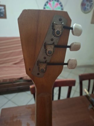 Balalaika in legno con decorazioni manca una corda