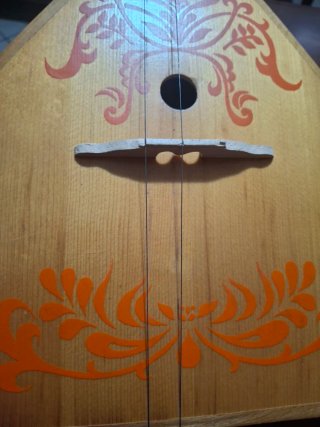 Balalaika in legno con decorazioni manca una corda