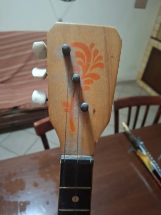 Balalaika in legno con decorazioni manca una corda