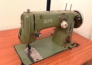 Máquina de coser Alfa 102-300 verde