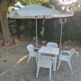 Mesa 80cm, 4 Sillas y Sombrilla Terraza
