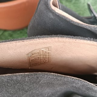 Botas grises con hebilla