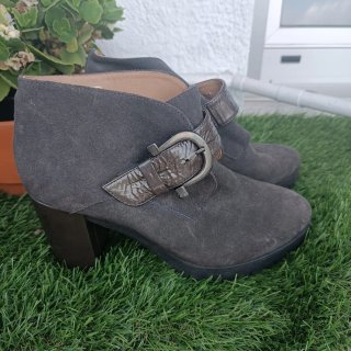 Botas grises con hebilla
