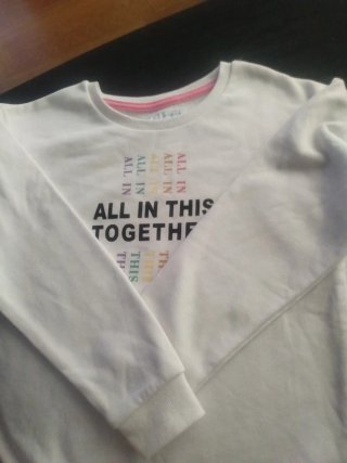 Sudadera blanca ALL IN THIS TOGETHER
