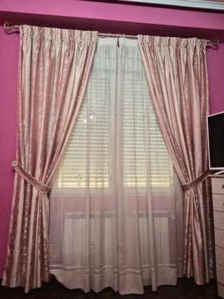 Conjunto dormitorio tocador y cómoda + cortinas