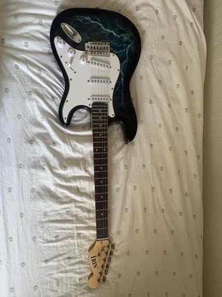 Guitarra Eléctrica con amplificador y cableado