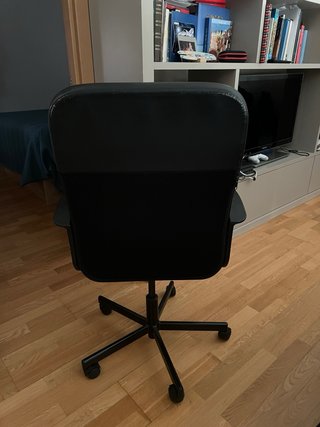 Silla de oficina negra regulable