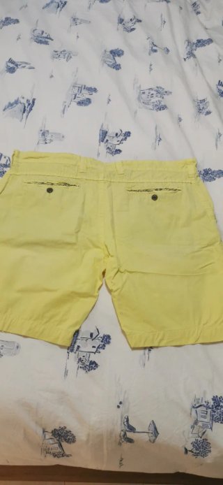 Bermudas amarillas