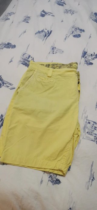 Bermudas amarillas