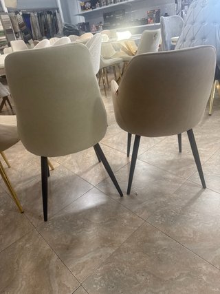 Sillas de comedor beige y doradas
