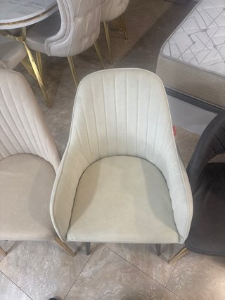 Sillas de comedor beige y doradas