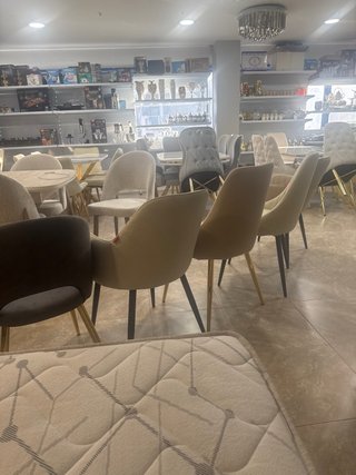 Sillas de comedor beige y doradas