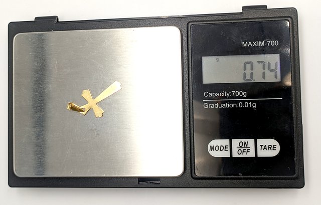 Colgante Cruz de oro de 18k, 0.74 g.