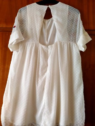 Vestido blanco bordado flores de Zara