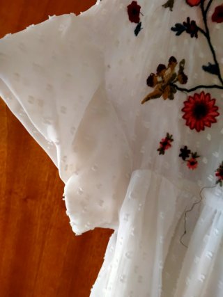 Vestido blanco bordado flores de Zara