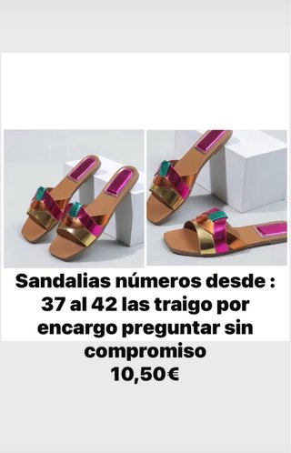 Sandalias planas doradas y rosas