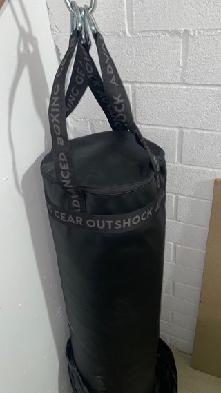 Saco de boxeo Outshock con guantes