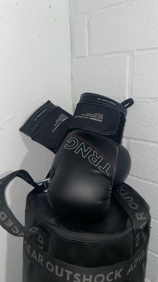 Saco de boxeo Outshock con guantes