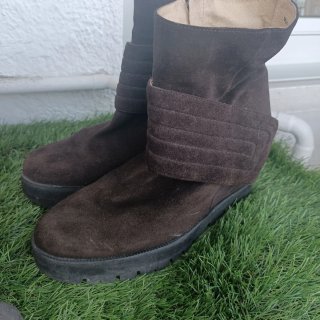 Botines de piel marrones. Son de cuña interior