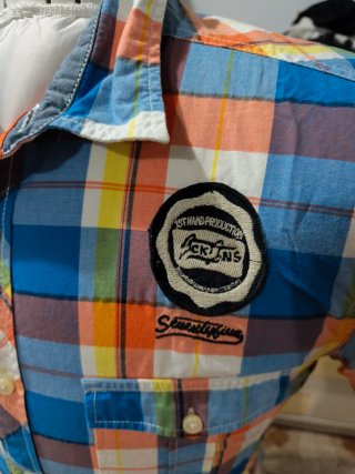 Camisa de cuadros manga corta muy entallada.