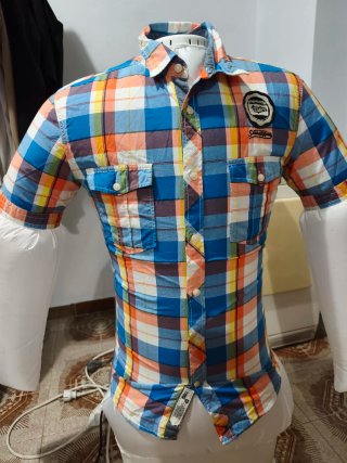 Camisa de cuadros manga corta muy entallada.