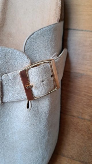 sandalias nuevas con etiqueta
