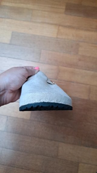 sandalias nuevas con etiqueta