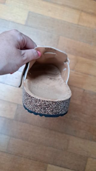 sandalias nuevas con etiqueta