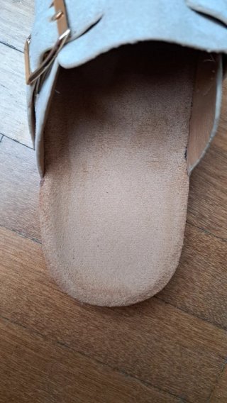 sandalias nuevas con etiqueta