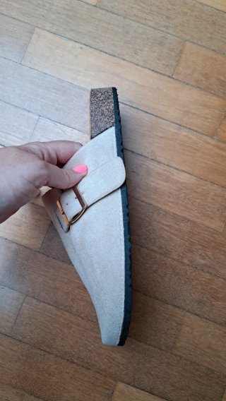 sandalias nuevas con etiqueta