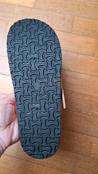 sandalias nuevas con etiqueta