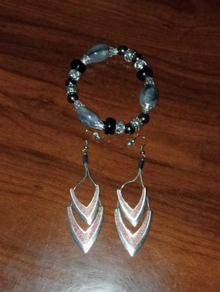 Conjunto de pulseras y pendientes