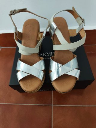 Sandalias de piel plateadas y blancas T40