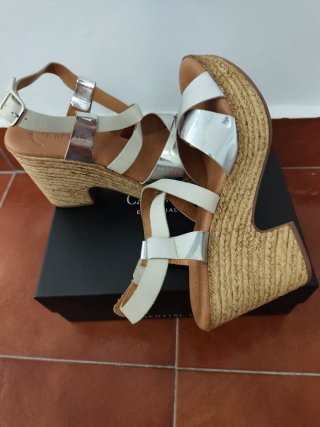 Sandalias de piel plateadas y blancas T40