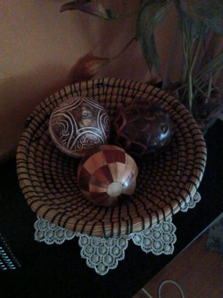Centro de mesa decorativo de madera y mimbre