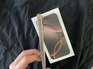 iPhone 16 Pro Titanio Desierto